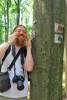 Igazi fottós Japánzászlós turista az erdőben